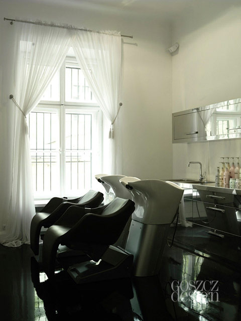 Nowoczesne cięcie klasyką we wnętrzu salonu fryzjerskiego wg projektu Goszczdesign